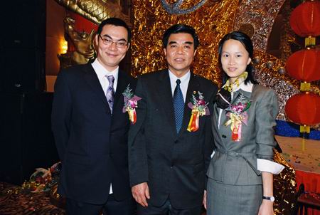 珠海市常務副市長冼文先生與美國華策公司董事長于愛娣女士在晚會現場、左為華策集團董事局副主席楊智雄，右為華策集團銷售總監楊影菲女士