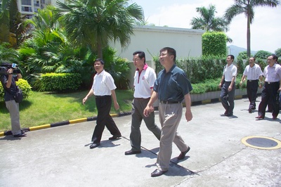 汕尾市委書記、人大主任戎鐵文（左一）和楊峰主席（中）以及王蒙徽市長在參觀國際花園