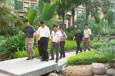 戎書記和王市長在藍波灣小區內