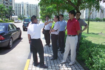 余道群總裁帶領(lǐng)考察團(tuán)參觀國(guó)際花園